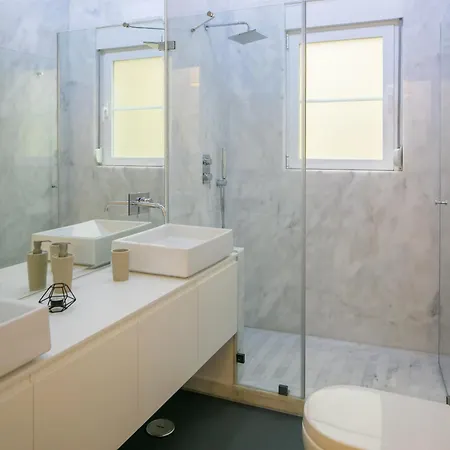 アパート Spacious 2-bed With Interior Terrace Near Marques De Pombal, - Ttl300 *