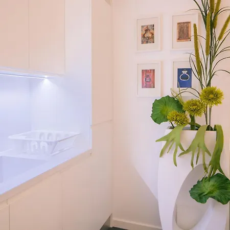Spacious 2-bed With Interior Terrace Near Marques De Pombal, - Ttl300 * リスボン