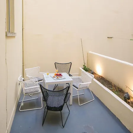 With A Terrace In The Heart Of Lisbon, 300 דירה *