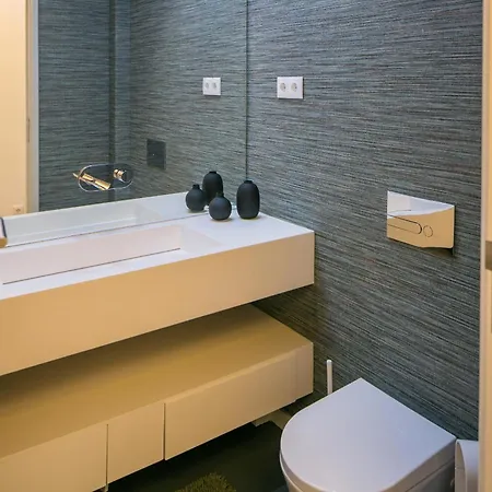 アパート Spacious 2-bed With Interior Terrace Near Marques De Pombal, - Ttl300 リスボン