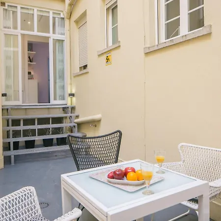 Spacious 2-bed With Interior Terrace Near Marques De Pombal, - Ttl300 * リスボン