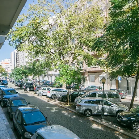 アパート Spacious 2-bed With Interior Terrace Near Marques De Pombal, - Ttl300 *